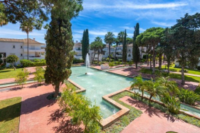 Elegant Marbella Apartment, 5-Pool Oasis, Sunlit Terrace, Garage